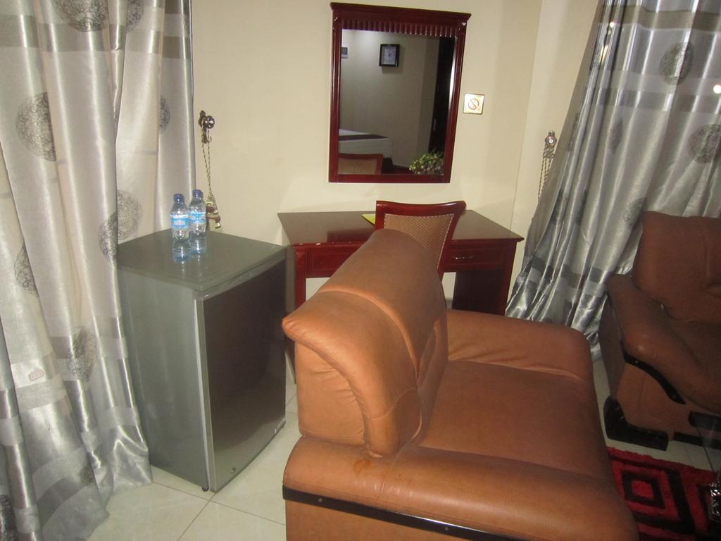 Donsuite Hotel Daressalam Zimmer foto
